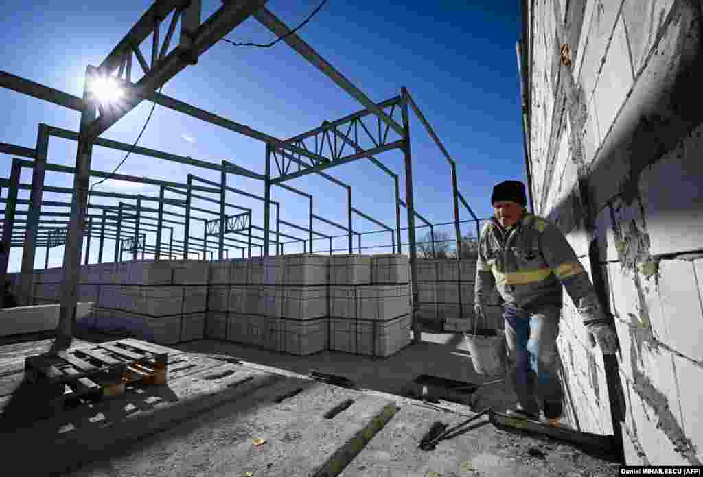 The crisis has forced this factory, which produces building materials, to shut down for the first time since 1992. Its workers are now reassigned to building a new hall in order to keep their jobs. 