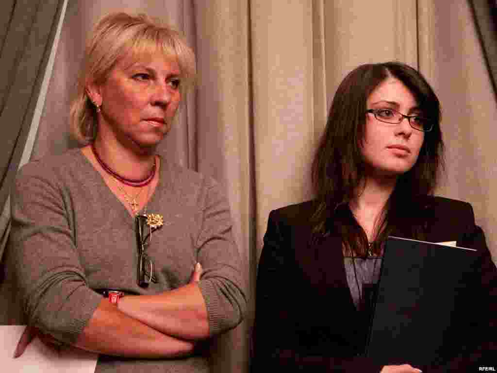 Elena Lukjanova (lijevo), odvjetnica Khodorkovskog i njegova kćerka Anastasia Khodorkovskaj, koja je u njgovo ime primila nagradu "Znamja" za ¨Dijalog sa Ljudmilom Ulitskajom¨, januar 2010.