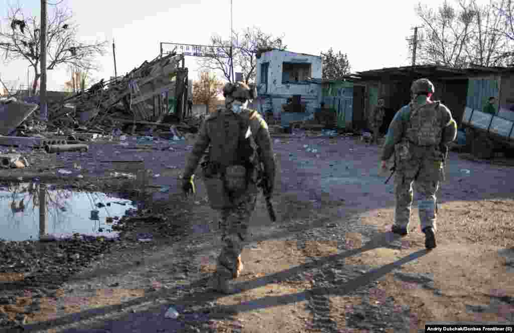 Ukrainian forces explore Snihurivka, which still had some remnants of Russian forces on November 10. 