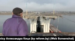 Whole sections of the Antonivskiy Bridge appear to be missing.