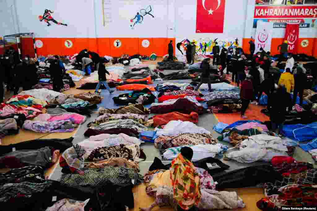 Türkiýäniň Kahramanmaraş şäherinde ýer titremeden ölenleriň jesetleri.
