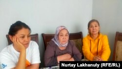 Шыңжаңдағы туыстарын босатуды талап етіп жүрген Гүлфия Қазыбек, Халида Ақытхан және Гауһар Құрманәлиева (солдан оңға қарай) қысым күшейгенін айтады. Алматы, 11 қыркүйек 2022 жыл.