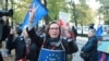Demonstrație pro-europeană în fața Curții Constituționale a Poloniei, în 7 octombrie 2021, în ziua în care aceasta a decis că unele prevederi europene nu ar fi în acord cu Legea fundamentală a Poloniei.