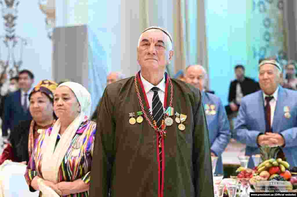 Türkmen prezidentiniň hormatyna berlen nahara gelen myhman