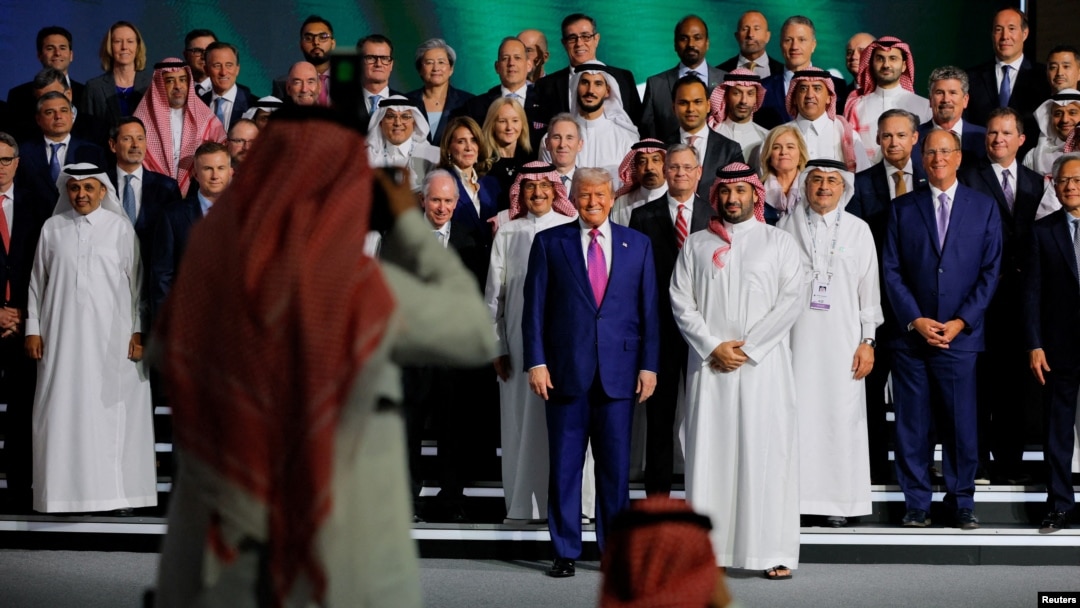 Američki predsednik Donald Trump i saudijski prestolonaslednik Mohammed Bin Salman poziraju za grupnu fotografiju tokom saudijsko-američkog investicionog foruma u Rijadu, 13. maja 2025.