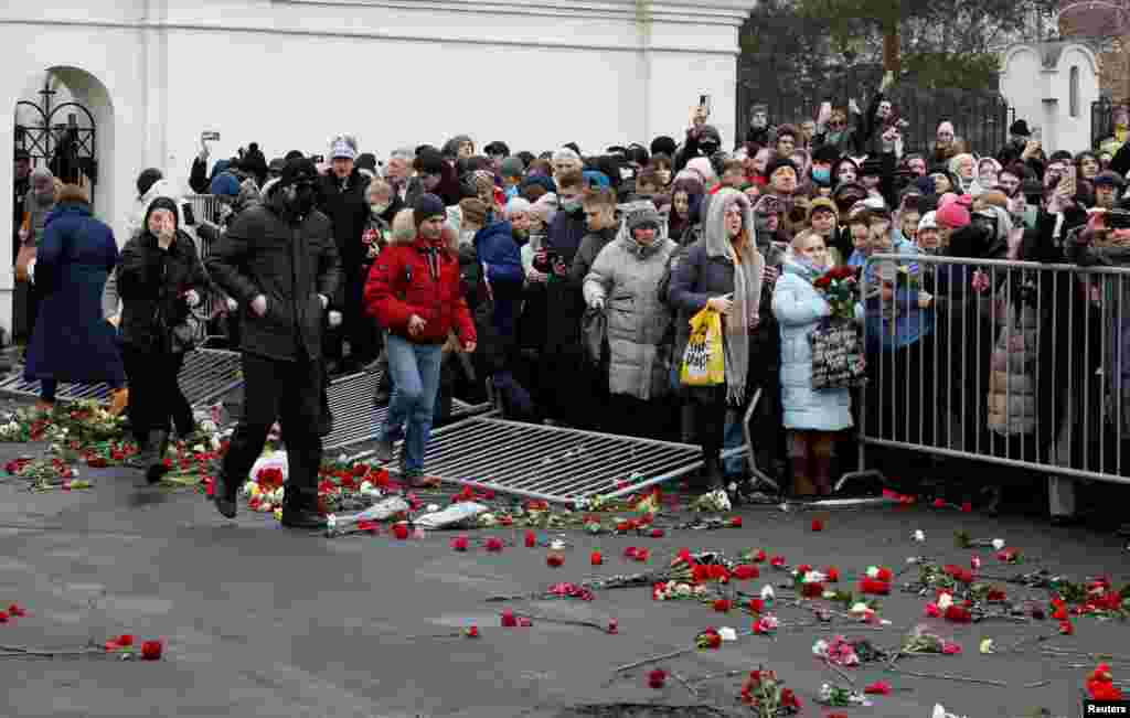Собравшиеся прорвали ограждения