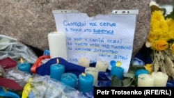 Тарас Шевченко ескерткішіне қойылған шырақтар мен гүлдер. Алматы, 24 ақпан 2024 жыл.