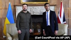 British Prime Minister Rishi Sunak (right) poses with Ukrainian President Volodymyr Zelenskiy in England on May 15.