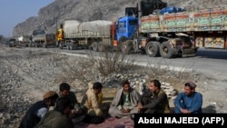 در چندین مورد مسدود شدن راه های مواصلاتی افغانستان و پاکستان لاری های باربری برای چندین روز در دو طرف سرحد متوقف مانده و تاجران نیز خسارات فراوانی را متحمل شدند
