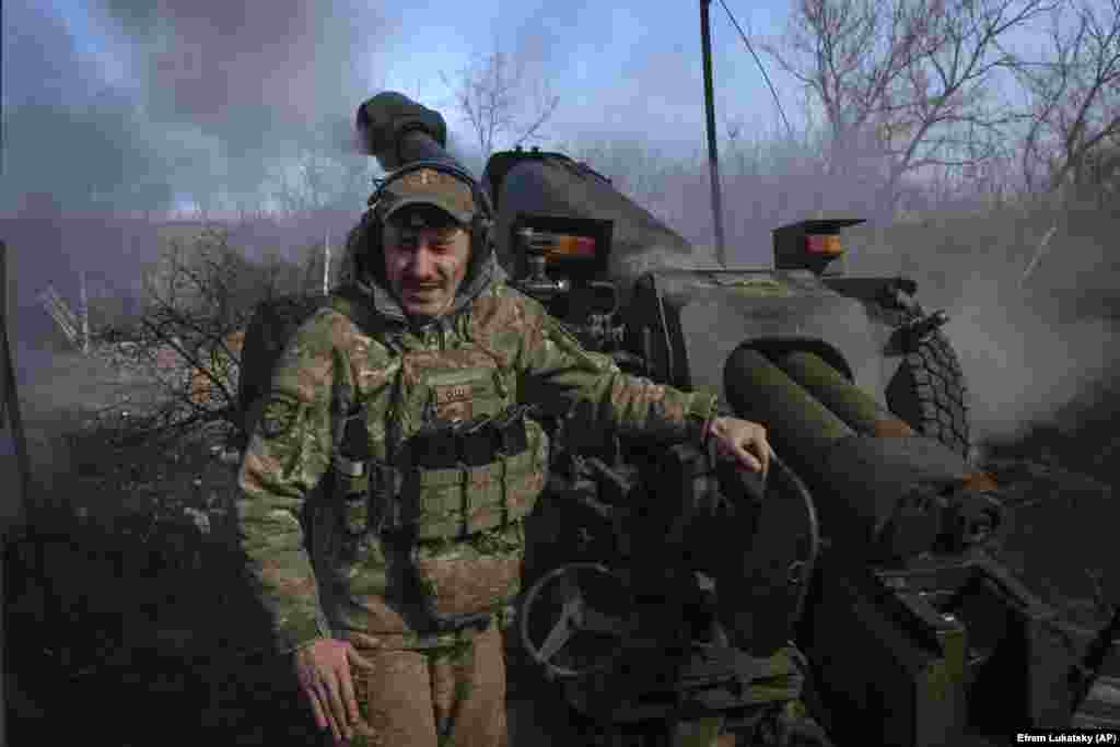 Украинский солдат 80-й отдельной десантно-штурмовой бригады ведет огонь из пушки Д-30 по российским позициям возле Клещеевки. &nbsp; В начале марта Сырский написал в Telegram&rsquo;е, что &laquo;некоторым бригадам удается сдерживать атаки противника и сохранять позиции, а другим &mdash; нет&raquo; &nbsp;