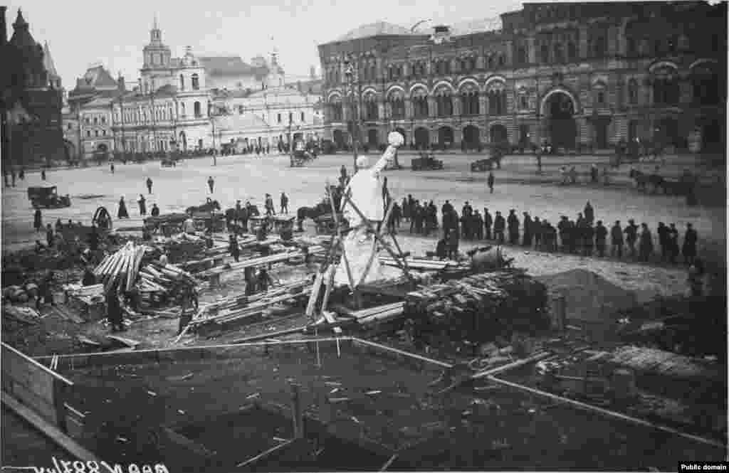 Статуя рабочего на Красной площади, фотография 1920-х годов. В 1922 году этот гипсовый памятник рабочему установили в нескольких метрах южнее того места, где впоследствии появился мавзолей Ленина 