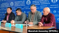 Журналист Думан Мұхаммедкәрімді қолдап, жиын өткізіп жатқан топ (солдан оңға қарай): адвокат Ғалым Нұрпейісов, белсенді Жарқын Күрентаев, белсенді Рысбек Сәрсенбайұлы және журналистің әкесі Алмас Тілепов. Алматы, 19 қаңтар 2024 жыл. 