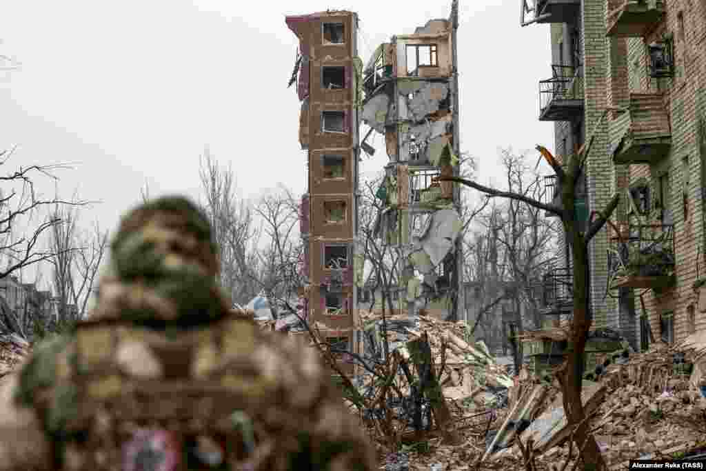 Российские военные в пригороде Авдеевки, 22 февраля. Несмотря на эффективность FPV-дронов, они не могут летать в сильный дождь, им могут серьезно мешать туман, ветер и слабая освещенность