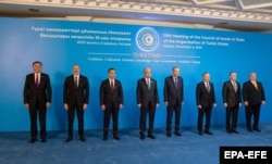3 ноября, проводя встречу Организации тюркских государств, президент Казахстана Касым-Жомарт Токаев (в центре) пообещал, что его страна выделит Палестине помощь в размере 1 миллиона долларов.