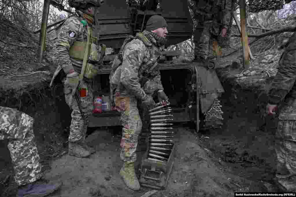 Если дронов поблизости нет, военные быстро заряжают технику зенитными снарядами 