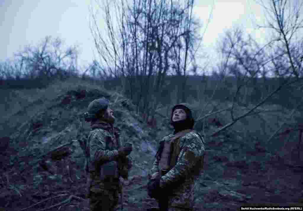 Фотокорреспондент Украинской редакции Азаттыка Сергей Нужненко отправился на фронт под Бахмутом, где встретился с небольшим подразделением, которому поручено уничтожение российских позиций