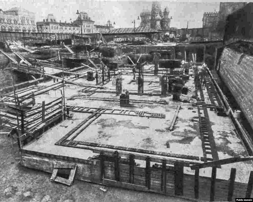 Фундамент мавзолея, который начали строить в конце 1920-х. Архитектор Алексей Щусев представил эскиз мавзолея из красно-чёрного гранита, схожего с двумя его предыдущими деревянными конструкциями. Власти отобрали его эскиз. Как объяснял позже Щусев, чёрный гранит должен был символизировать «траур», а массивный ступенчатый узор наводил на мысль, что «Ленин умер, но его дело живёт» 