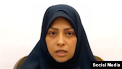 خانم اکبرنژاد در این پیام ویدیویی از آقای خامنهای خواست «با نهادهایی که برخلاف منویات صریح و روشن» او عمل میکنند، برخورد کند
