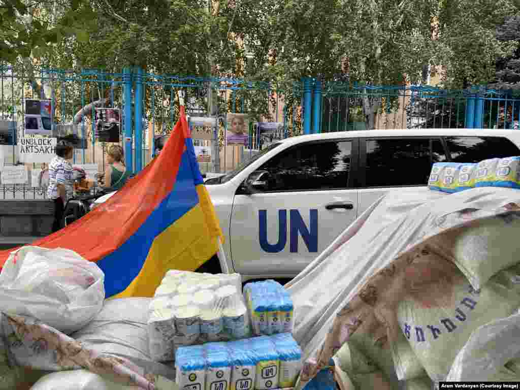 Piles of food placed outside the UN headquarters by protesters in Yerevan. Speakers at the July 24 demonstration called for the international organization to transport supplies into Nagorno-Karabakh. Aram Vardanian, who attended the protest outside the UN house on July 24, told RFE/RL that the organization is being singled out because “wherever there is a shortage of food, the UN has always tried to deliver humanitarian aid.”