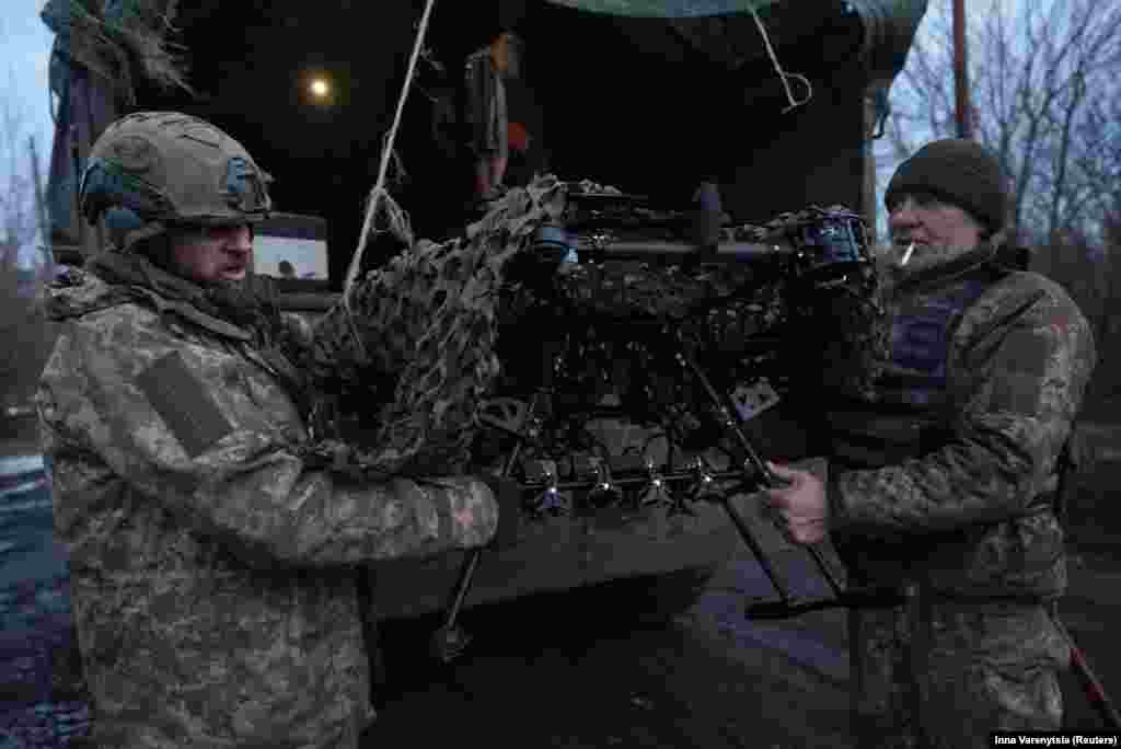 Украинские военные 92-й бригады «Ахиллес» с боевым беспилотником «Вампир» возле прифронтового города Бахмут, 1 февраля. Спустя почти два года после начала полномасштабного вторжения России в Украину линия фронта протяженностью почти 1200 километров практически замерла. Обе стороны используют дорогостоящую высокоточную артиллерию дальнего действия, крылатые ракеты воздушного базирования и относительно недорогие беспилотники