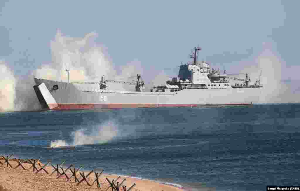 The Tapir-class Saratov landing ship takes part in an amphibious-landing exercise on a beach in Crimea in October 2021. In March 2022, the Saratov was hit by a Tochka-U ballistic missile and sunk in the port of Berdyansk, Ukraine. Video of the aftermath of the strike showed other Russian vessels escaping the port as the Saratov burned. The charred remains of the vessel were later hauled back to the surface of the port using a dock crane. 