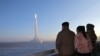 Sjevernokorejski vođa Kim Džong Un gleda probno lansiranje interkontinentalne balističke rakete u decembru.