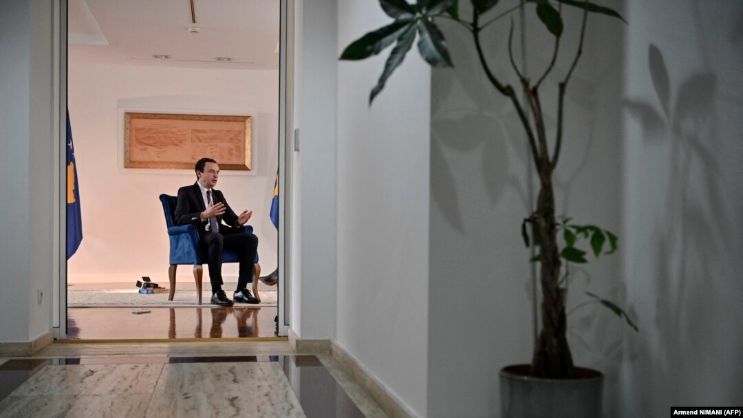Premijer Kosova Aljbin Kurti tokom intervjua za strane medije 7. februara 2024.