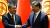 Președintele kârgâz Sadir Japarov (stânga) și președintele chinez Xi Jinping.