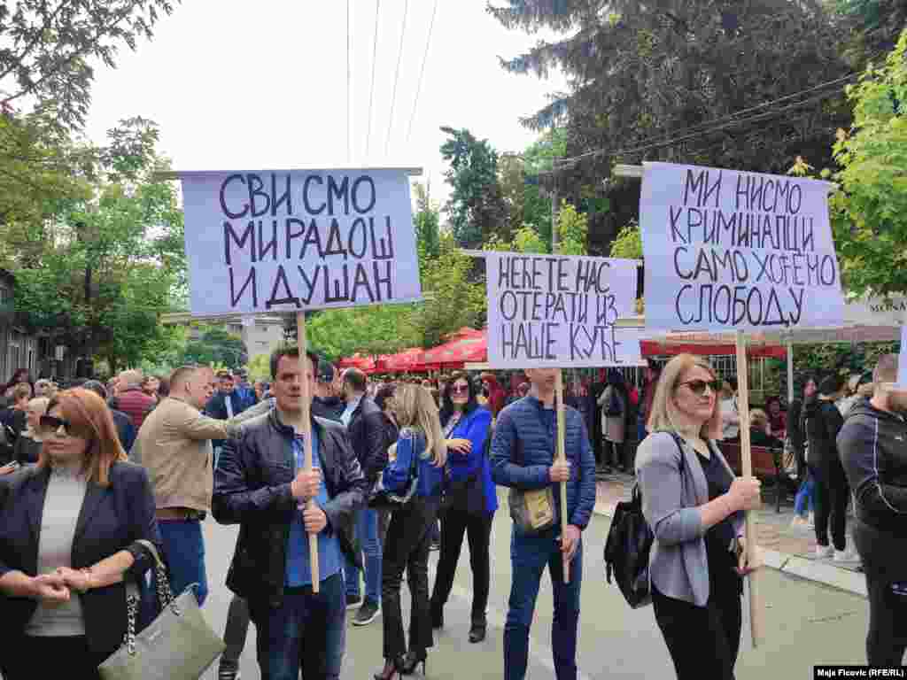 Disa protestues serbë në Zveçan duke ngritur pankarta. Në njërën prej tyre është shkruar: “Nuk do të na dëboni nga shtëpitë tona".