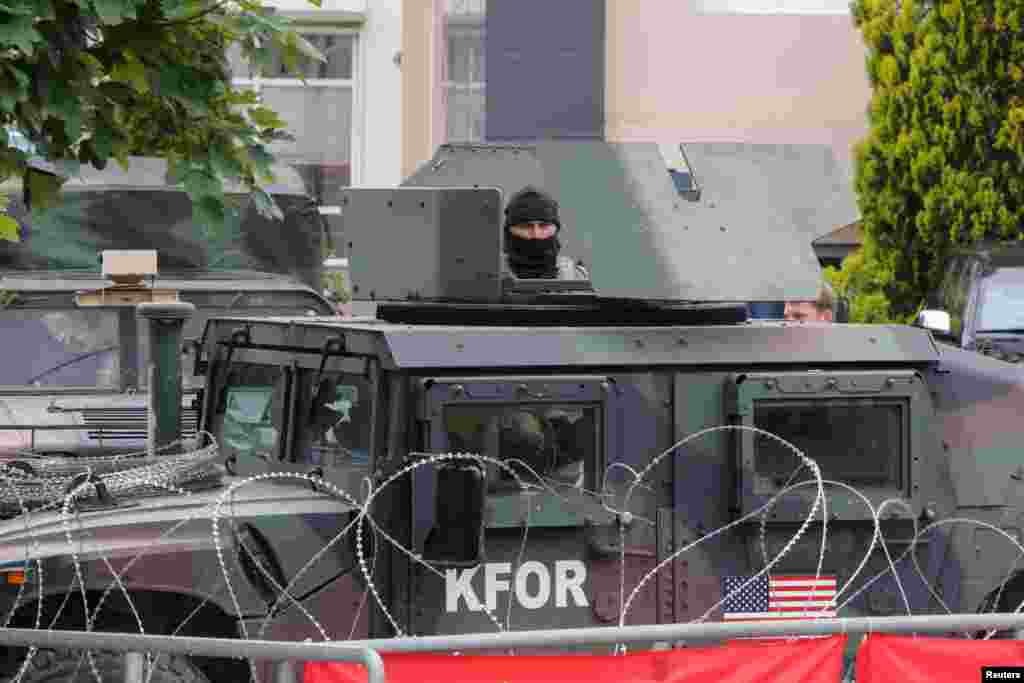 Një ushtar amerikan i KFOR-it duke vëzhguar para objektit komunal në Leposaviq.