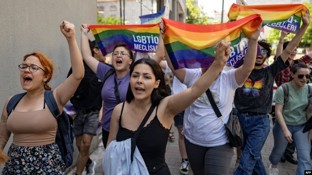 Nekoliko stotina osoba koje su mahale zastavama duginih boja održalo je skupove 25. juna 2023.
