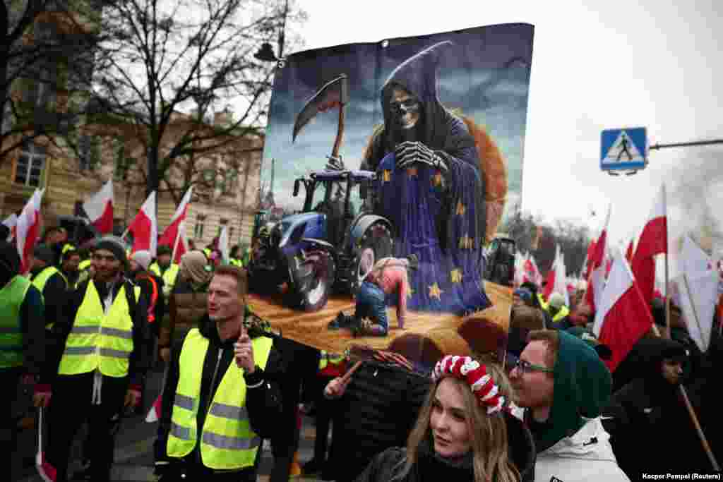 Marchers outside the office of Polish Prime Minister Donald Tusk in Warsaw on March 6. The Polish protesters are calling for an end to restrictions and expenses imposed on them by the EU's Green Deal, a plan to tackle climate change. 