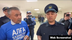 Амангелді Жахин (сол жақта) әділет министрлігінде тұр. 