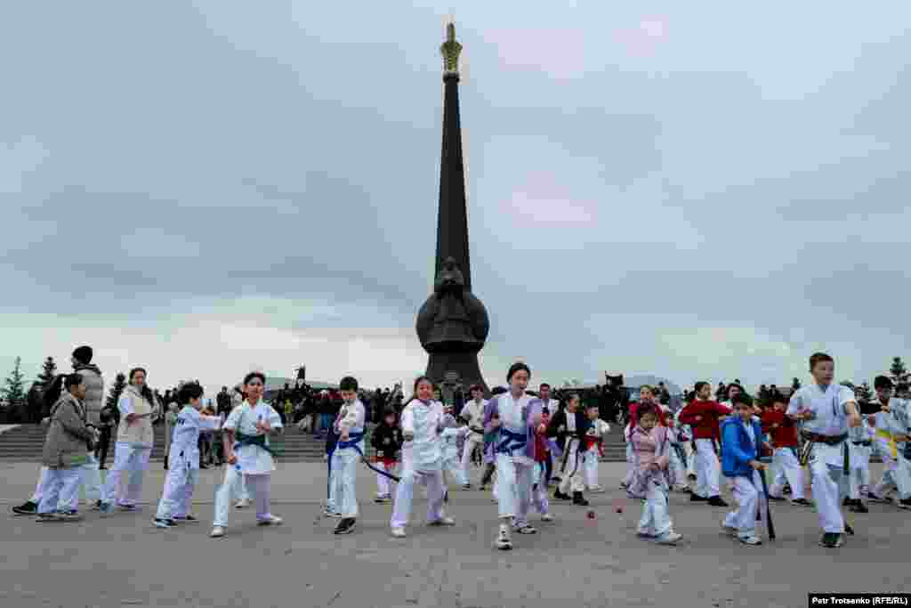 До начала официального возложения цветов к монументу вышли дети, занимающиеся карате. Под команды тренеров они долго демонстрировали боевые навыки, после чего наставники раздали им цветы и отправили поздравлять ветеранов войны в Афганистане.