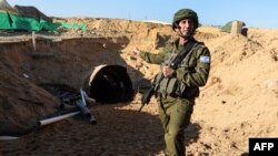 Portparol IDF-a Daniel Hagari pokazuje ulaz u tunel za koji tvrdi da je Hamas koristio za napad na Izrael preko graničnog prelaza Erez 7. oktobra, 15. decembra 2023.