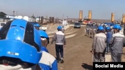 عکس مربوط به پیوستن کارگران به اعتصاب در شرکت جهان‌پارس است
