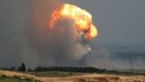 Дим і полум'я піднімаються від вибуху під час пожежі на кримському військовому полігоні в Кіровському районі, архівне фото