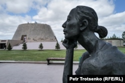 A statue depicts a camp prisoner.