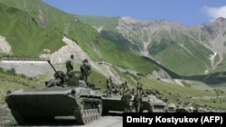 2008-nji ýylyň 9-njy awgustynda Russiýanyň güýçleriniň kerweni Gürjüstana tarap barýarlar. 