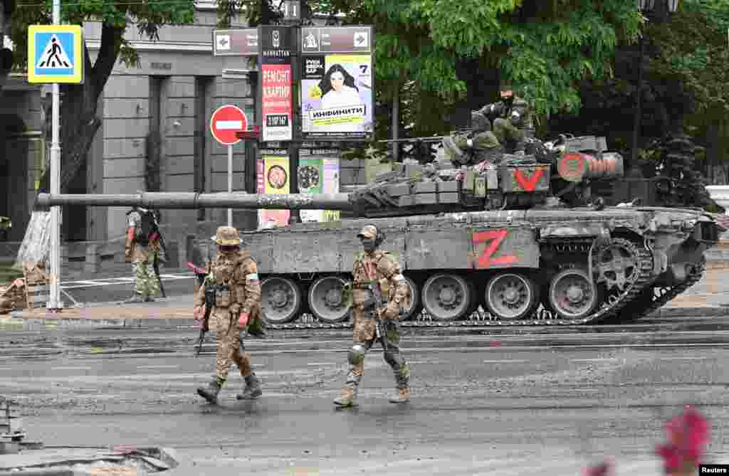 A tank with distinctive red markings on a main road in Rostov-on-Don. Yevgeny Prigozhin, the head of Russia's Wagner mercenary group, announced early on June 24 that his forces had crossed into Russia from Ukrainian territory and entered Rostov-on-Don, around 100 kilometers from the border. 