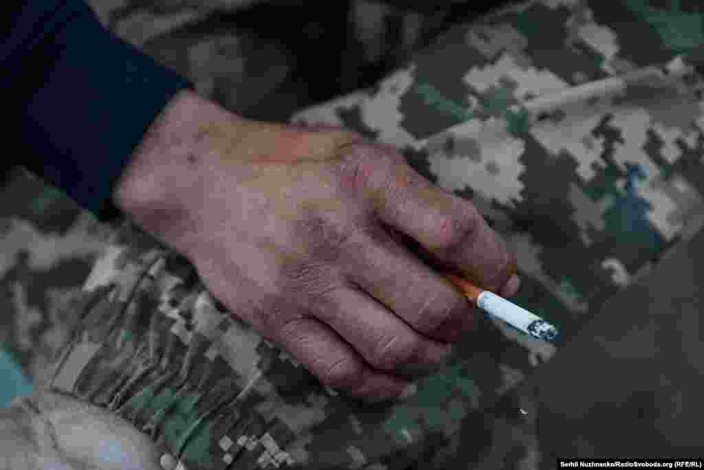 Украинский военный во время перекура. &laquo;Я думаю, что эта поддержка на самом деле укрепит вооруженные силы Украины, &mdash; заявил Зеленский американским СМИ 21 апреля. &mdash; И у нас будет шанс на победу&raquo;.