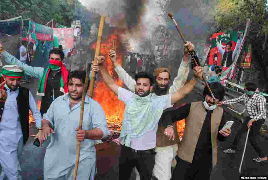 Followers of Pakistan’s main political party, Pakistan Tehrik-e Insaf (PTI), clashed with police on March 14 outside the residence of party chairman and former Prime Minister Imran Khan in eastern Lahore after police arrived to arrest him. 