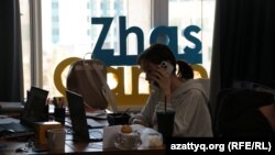 "Қазақстан жастар ақпарат қызметінің" бақылаушылары. Көрнекі сурет.