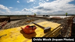 Programul de Guvernare vorbește de sistarea semnării de noi contracte în transporturi, dar companiile de investiții rutiere spun că toate proiectele inițiate deja sunt stringente.