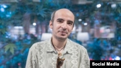 حسین شنبه‌زاده در شبکه اجتماعی ایکس با نام مستعار «اسب شاخدار ویراستار» فعالیت می‌کرد