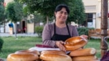 Продавщица лепешек в Самарканде