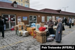 People queue to send goods purchased in Khorgos.