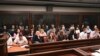 На задньому плані (за склом) ув’язнені українські громадяни в суді у російському Ростові-на-Дону, більшість із них – військовополонені, бійці полку «Азов». Росія, Ростов-на-Дону, 14 червня 2023 року 