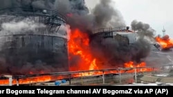Пожар после атаки дронов на НПЗ в Брянской области