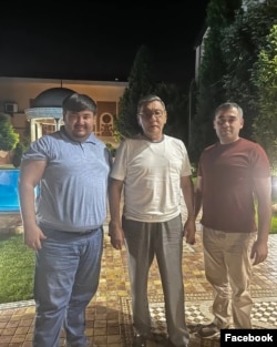 ABŞ-nyň gara sanawynda durýan Ultimo Group Limited LLC-niň direktory Rawşan Mutalow (sagdan birinji) bilen Gafur Rahimow (ortada).